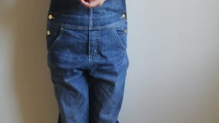 半袖モックネックとオーバーオール冷えとりファッション。
